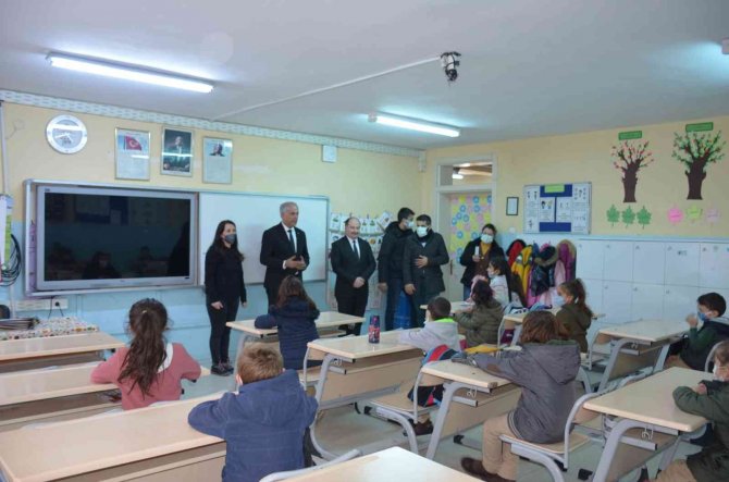 Başkan Yaman Öğrencilerin Karne Dağıtım Törenine Katıldı