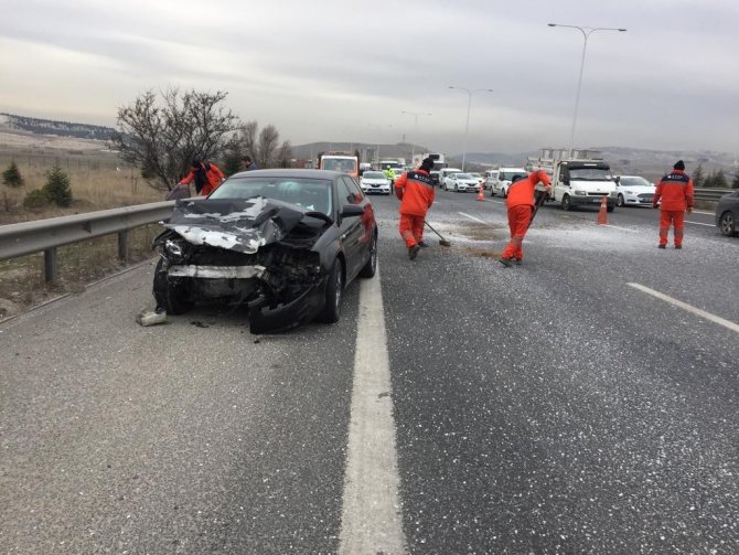 Sürücüsü Kalp Krizi Geçiren Araç Otomobille Çarpıştı: 2 Yaralı