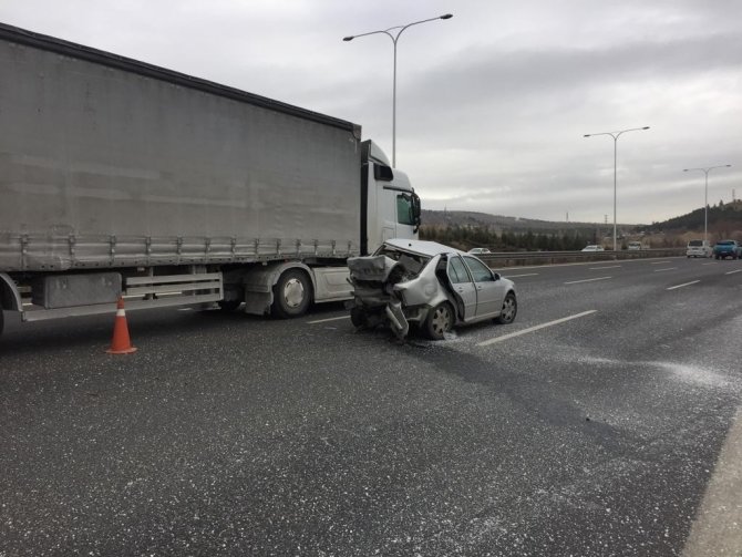 Sürücüsü Kalp Krizi Geçiren Araç Otomobille Çarpıştı: 2 Yaralı