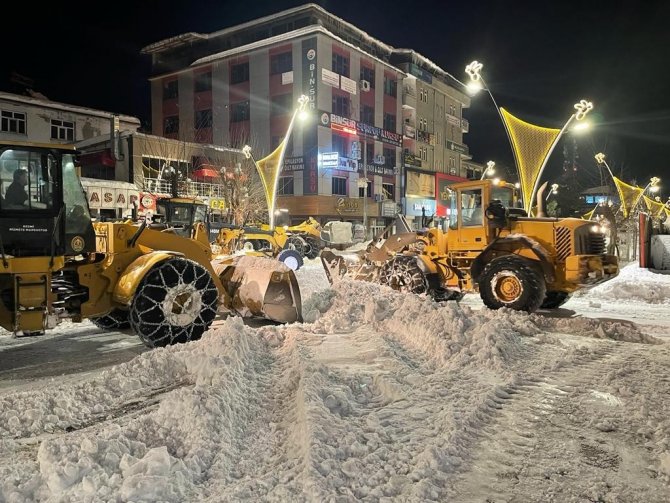 Bingöl Belediyesi Karla Mücadele Çalışmalarına Aralıksız Devam Ediyor