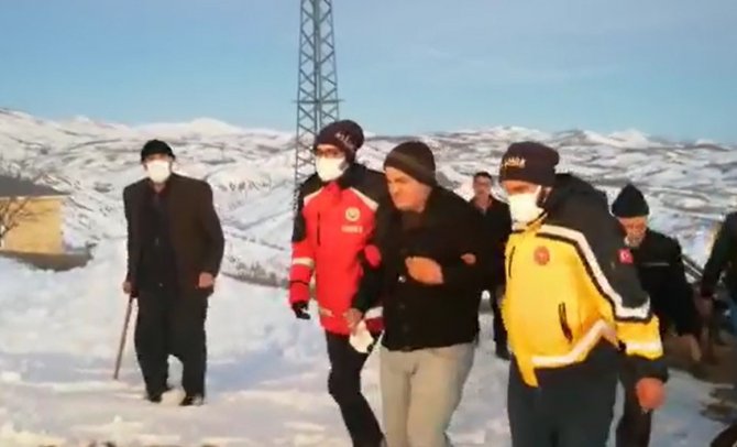 Bingöl’de Karlı Yollar Genç Hasta İçin Aşıldı
