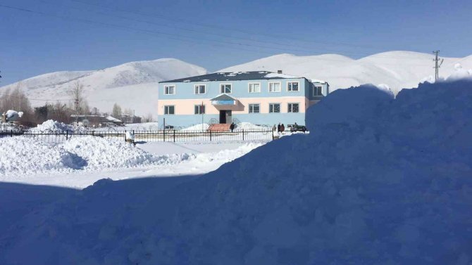 Karlıova’da Karneyi Öğrenciler Değil, Veliler Aldı