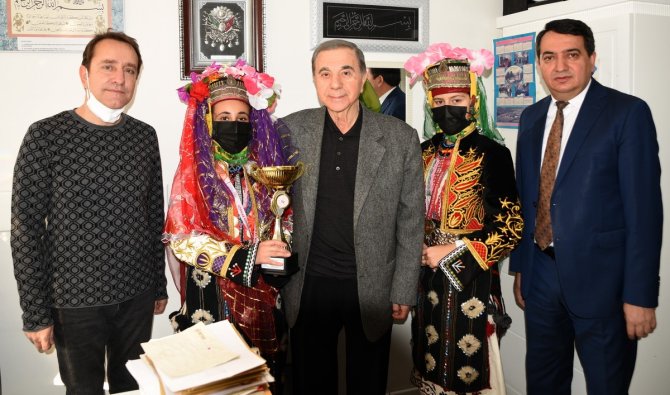 Şampiyonlar Kupalarını Hayırsever İşadamına Götürdü