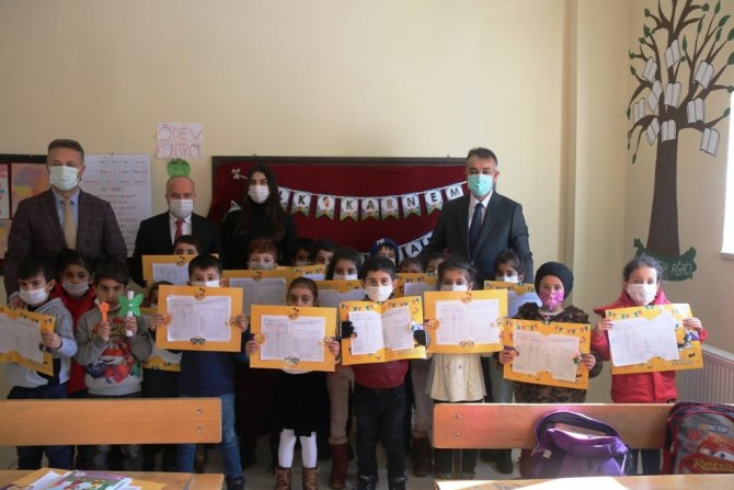 Bitlis’te Öğrencilerin Karne Heyecanı