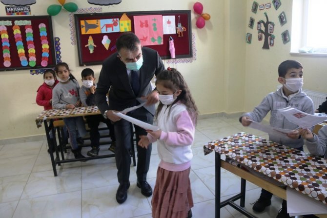 Bitlis’te Öğrencilerin Karne Heyecanı