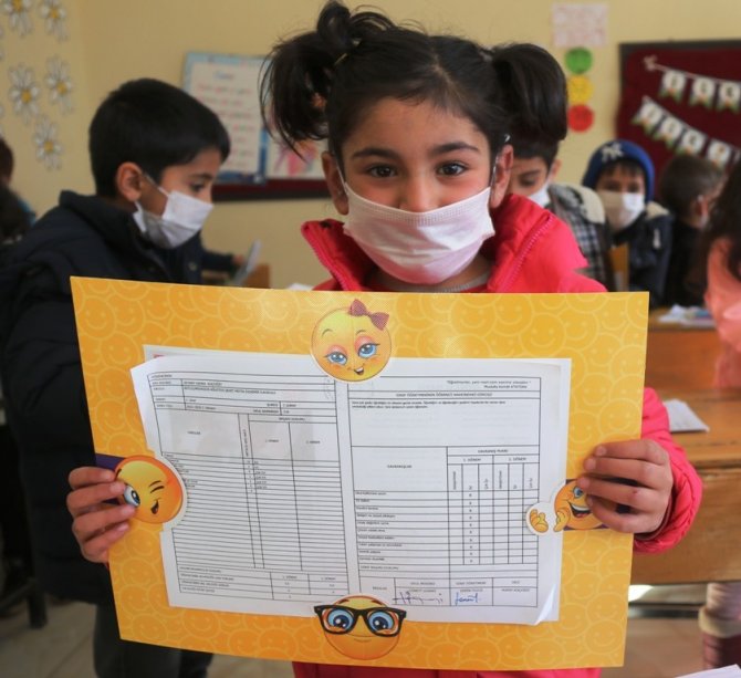 Bitlis’te Öğrencilerin Karne Heyecanı