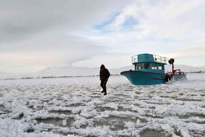 40 Kilometrekarelik Alana Sahip Nazik Gölü Dondu