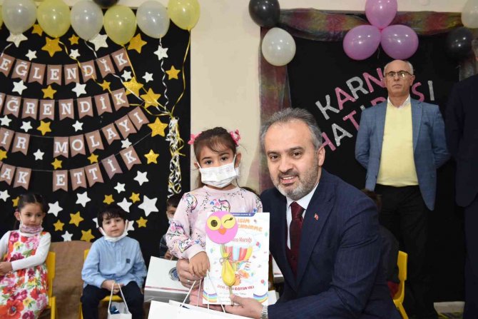 Ana Kucağı’nda Karne Sevinci