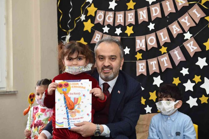 Ana Kucağı’nda Karne Sevinci