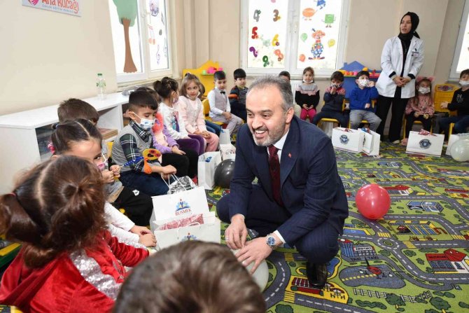 Ana Kucağı’nda Karne Sevinci