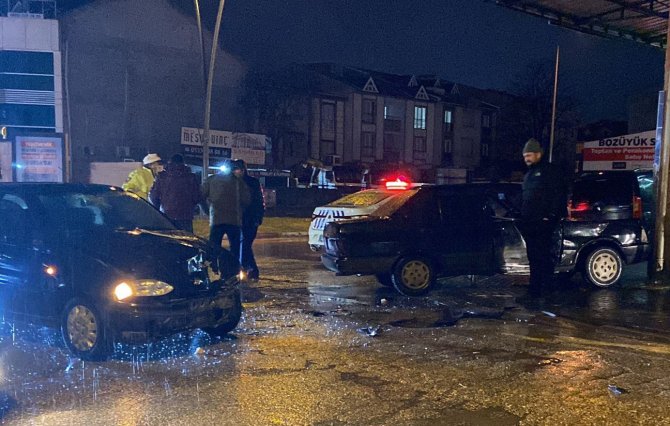İ̇negöl’de İki Otomobil Çarpıştı: 1 Yaralı