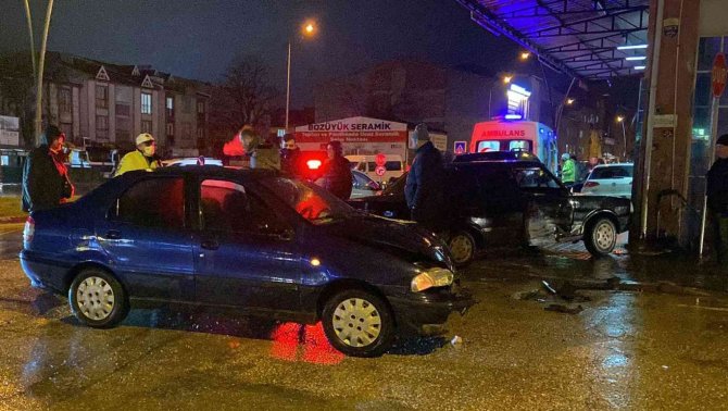 İ̇negöl’de İki Otomobil Çarpıştı: 1 Yaralı