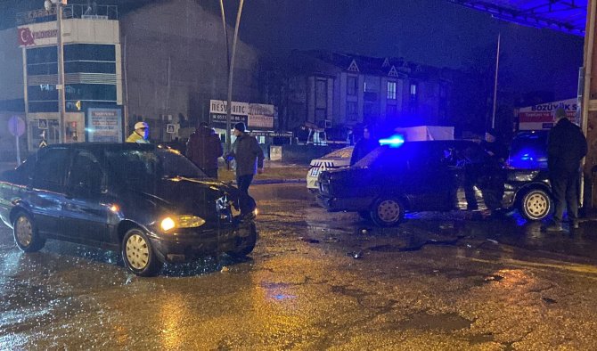 İ̇negöl’de İki Otomobil Çarpıştı: 1 Yaralı
