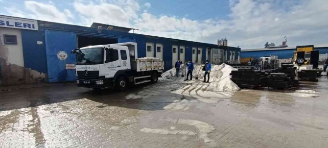 Büyükşehir Ekipleri Karla Mücadeleye Hazır