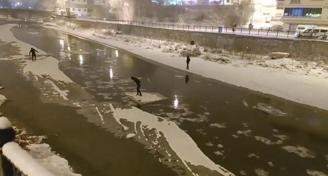 Buzu Sal Yapıp Çoruh’ta Gezintiye Çıkan Gençler Bu Kez Polise Takıldı