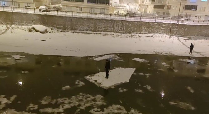 Buzu Sal Yapıp Çoruh’ta Gezintiye Çıkan Gençler Bu Kez Polise Takıldı