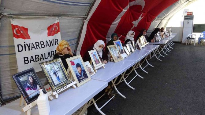 Evlat Nöbetindeki Anne: “Bir Çocuğumuz Ailesine Kavuştu, İnşallah O Mutluluğu Biz De Görürüz”