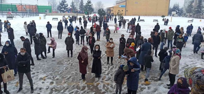 Öğrenciler Okulda, Veliler Dışarıda Karne Heyecanı Yaşadı