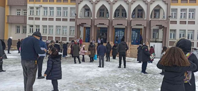 Öğrenciler Okulda, Veliler Dışarıda Karne Heyecanı Yaşadı