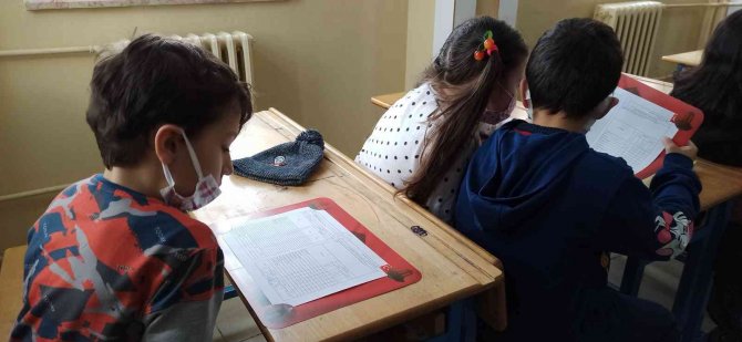 Öğrenciler Okulda, Veliler Dışarıda Karne Heyecanı Yaşadı