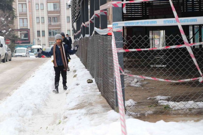 Karabük’te Pazar Yeri Ve Ahırın Çatısı Çöktü