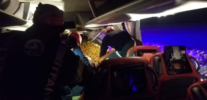 Yolcu Otobüsü Limon Yüklü Tıra Arkadan Çarptı; 1 Ölü, 23 Yaralı