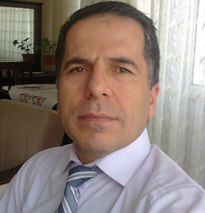 Öğrencilerine Son Kez Karne Verdi