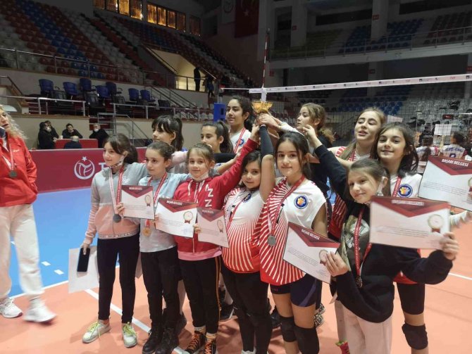 Dikili Cumhuriyet Ortaokulu Küçük Kızlar Voleybol Liginde İ̇zmir Şampiyonu