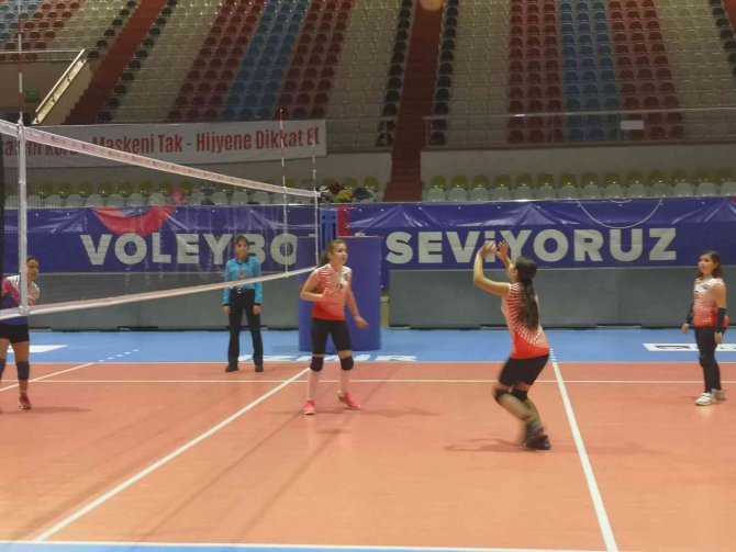 Dikili Cumhuriyet Ortaokulu Küçük Kızlar Voleybol Liginde İ̇zmir Şampiyonu