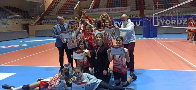 Dikili Cumhuriyet Ortaokulu Küçük Kızlar Voleybol Liginde İ̇zmir Şampiyonu