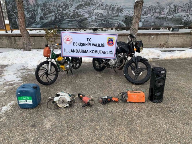 Jandarma Hırsızlık Olayını Aydınlattı, Şüpheli 4 Kişiden 3’ü Yakalandı