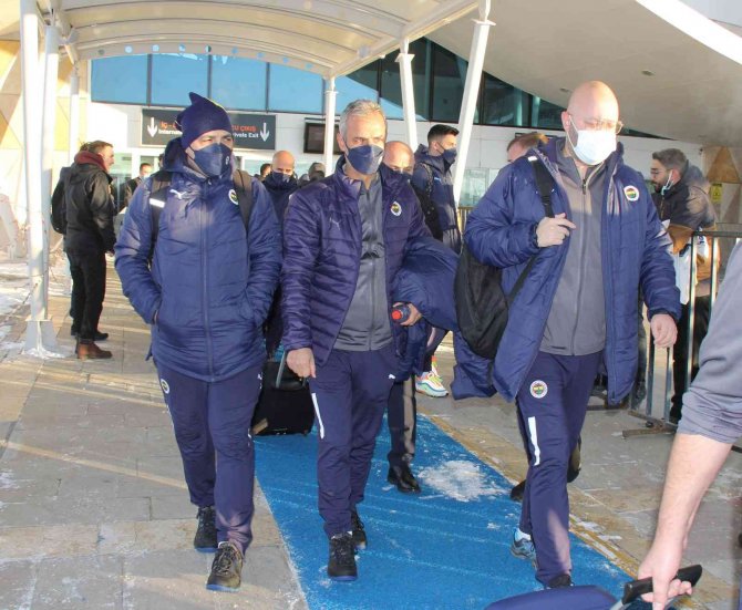 Fenerbahçe’ye Sivas’ta Meşaleli Karşılama