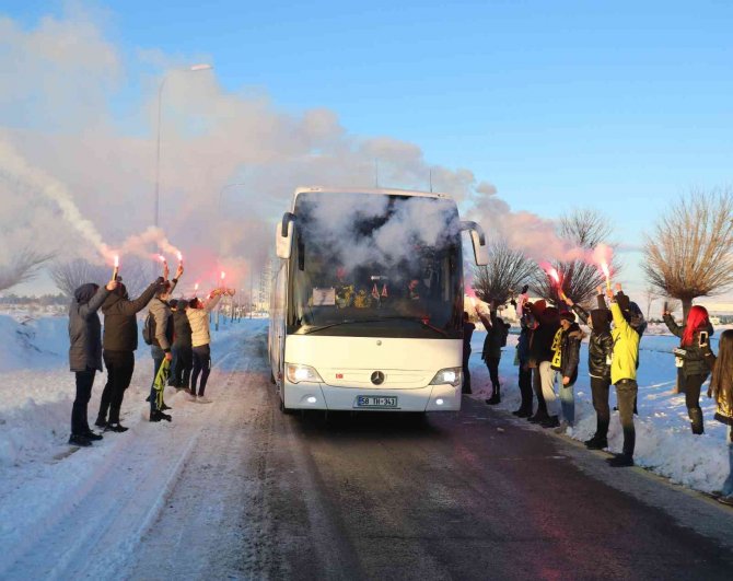 Fenerbahçe’ye Sivas’ta Meşaleli Karşılama