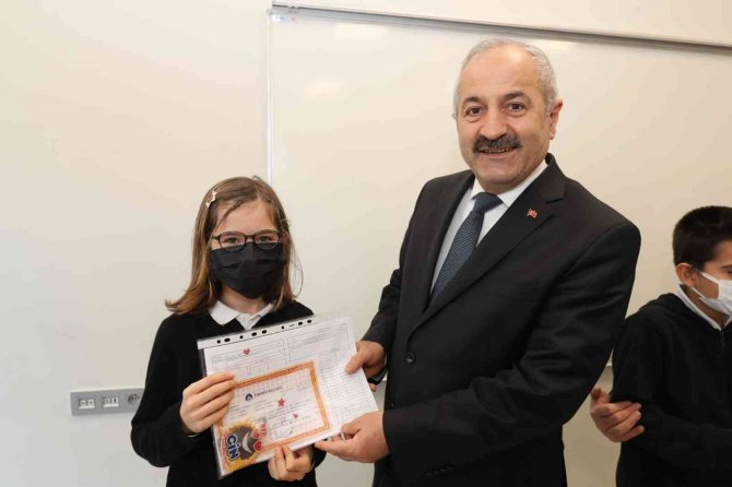 Başkan Büyükgöz, Öğrencilere Karnelerini Dağıttı