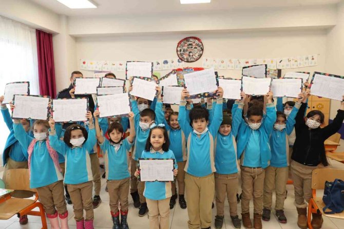 Başkan Büyükgöz, Öğrencilere Karnelerini Dağıttı