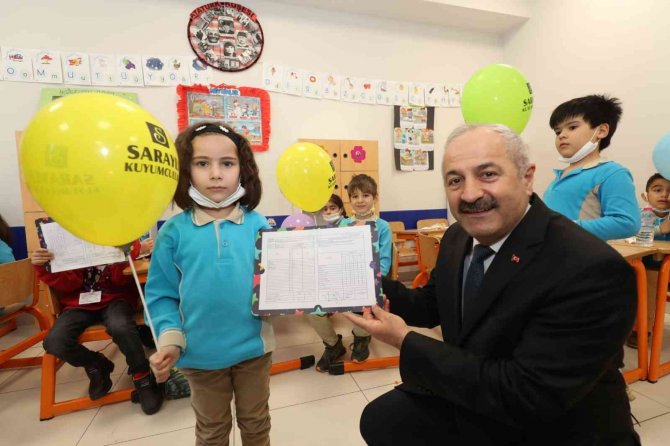 Başkan Büyükgöz, Öğrencilere Karnelerini Dağıttı