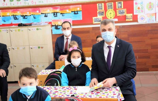 Başkan Sezer, Öğrencilerin Karne Heyecanına Ortak Oldu