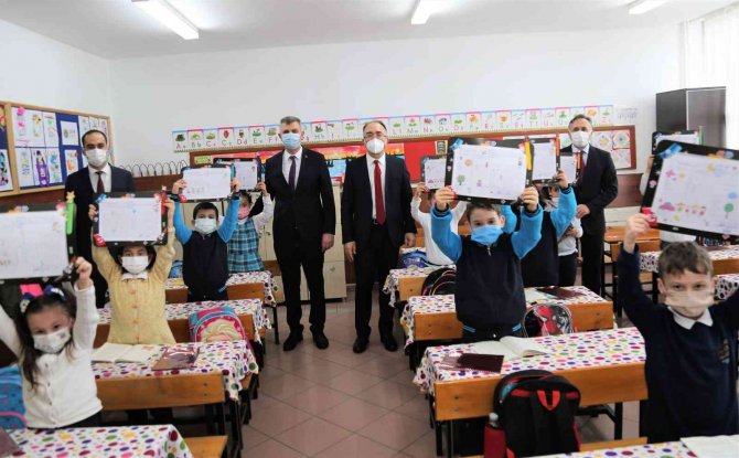 Başkan Sezer, Öğrencilerin Karne Heyecanına Ortak Oldu