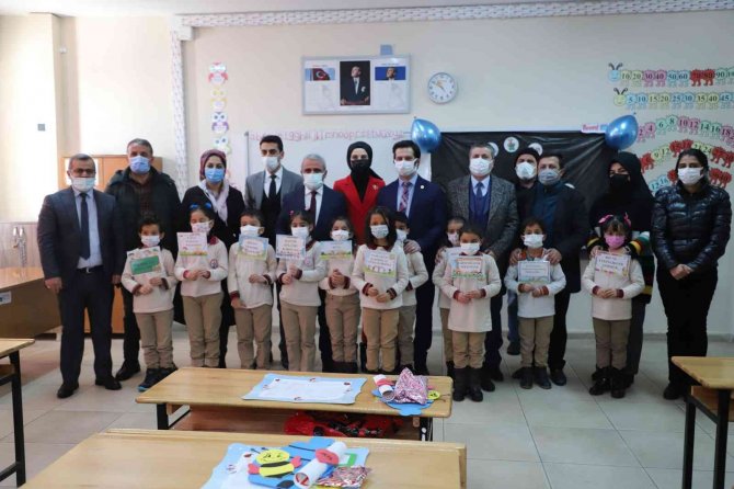 Vali Yardımcısı Kasımoğlu, Karne Sevincine Ortak Oldu