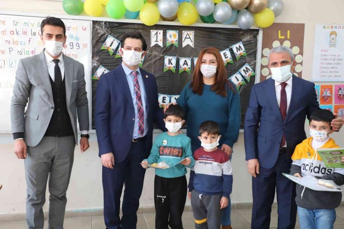 Vali Yardımcısı Kasımoğlu, Karne Sevincine Ortak Oldu