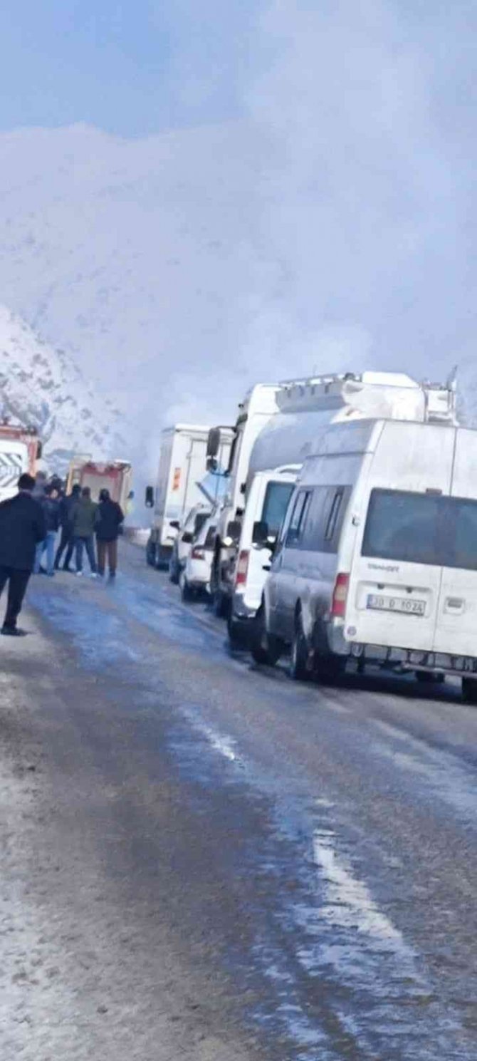 Kamyon Alev Alev Yandı, Karayolu Trafiğe Kapandı