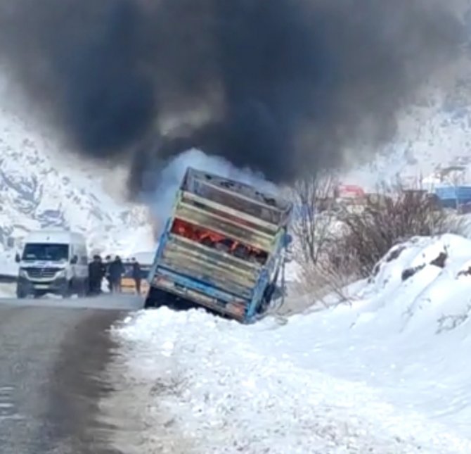 Kamyon Alev Alev Yandı, Karayolu Trafiğe Kapandı