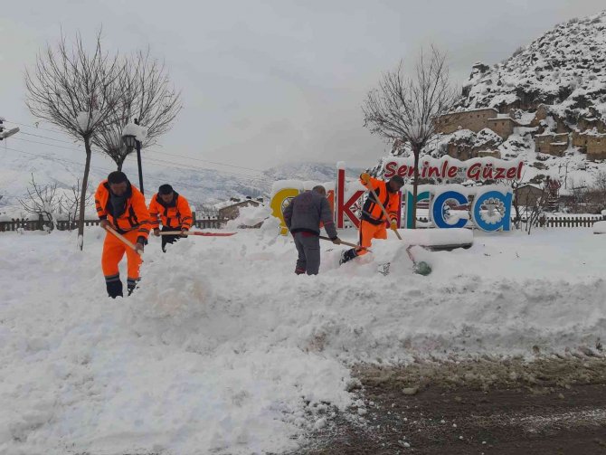 Çukurca Belediyesinden Kar Temizleme Çalışması