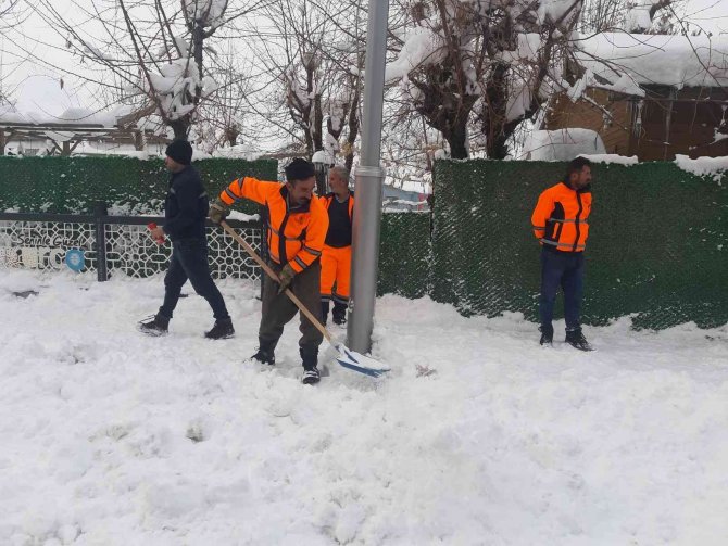 Çukurca Belediyesinden Kar Temizleme Çalışması