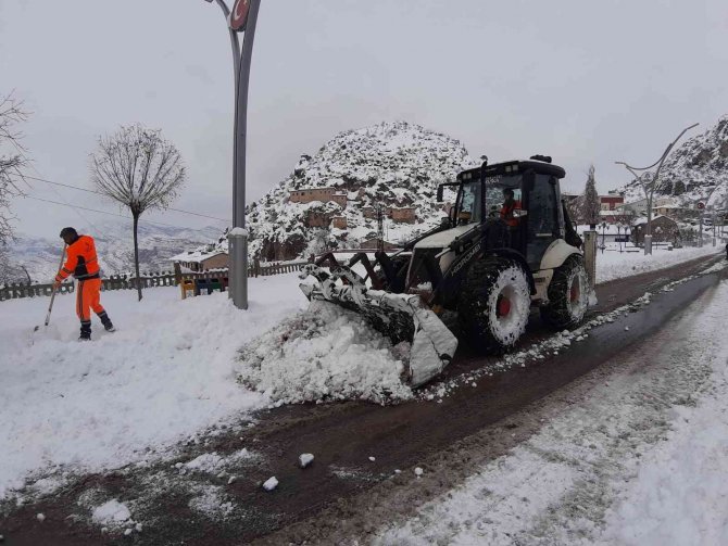 Çukurca Belediyesinden Kar Temizleme Çalışması