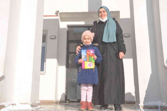 Yüksekovalı Çocuklar Soğuk Havalara Rağmen Karnelerini Aldılar