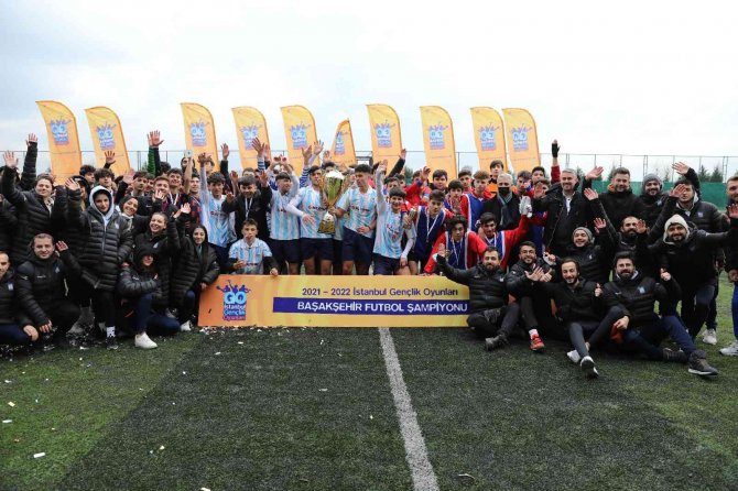 Başakşehir’in Yeni Şampiyonu Kupayı Kaldırdı