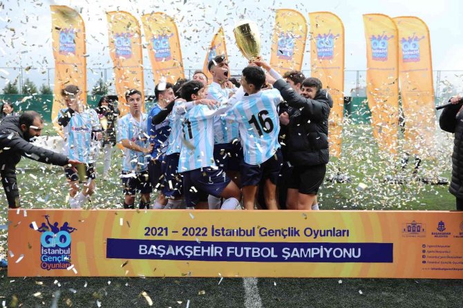 Başakşehir’in Yeni Şampiyonu Kupayı Kaldırdı