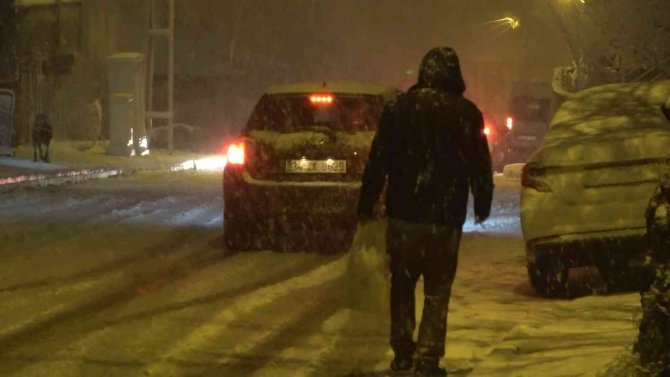 Maltepe’de Karla Kaplanan Yollarda Araçlar Kaydı
