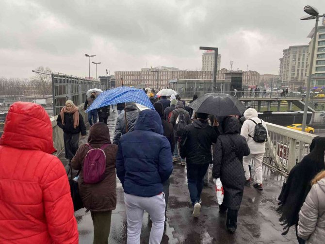 İ̇stanbul’da Yağmur Etkili Olmaya Başladı